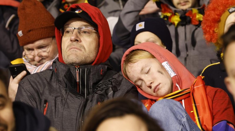 Penonton tertahan di dalam stadion saat laga Belgia vs Swedia pada Kualifikasi Euro 2024 terjadi penembakan di luar stadion. (REUTERS/Yves Herman)
