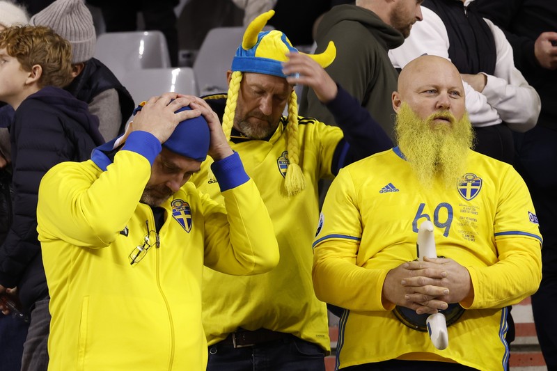Penonton tertahan di dalam stadion saat laga Belgia vs Swedia pada Kualifikasi Euro 2024 terjadi penembakan di luar stadion. (REUTERS/Yves Herman)