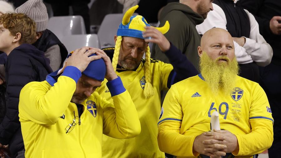 Penonton tertahan di dalam stadion saat laga Belgia vs Swedia pada Kualifikasi Euro 2024 terjadi penembakan di luar stadion. (REUTERS/Yves Herman)