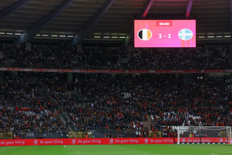 Penonton tertahan di dalam stadion saat laga Belgia vs Swedia pada Kualifikasi Euro 2024 terjadi penembakan di luar stadion. (REUTERS/Yves Herman)