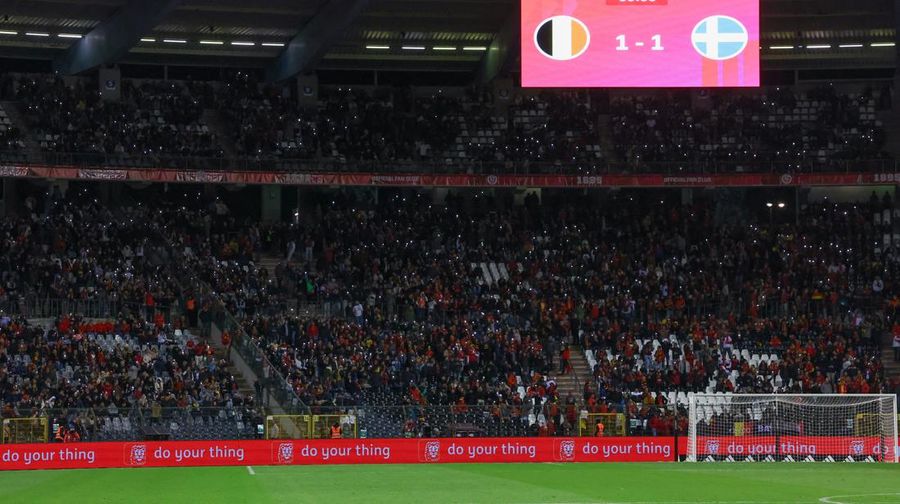 Penonton tertahan di dalam stadion saat laga Belgia vs Swedia pada Kualifikasi Euro 2024 terjadi penembakan di luar stadion. (REUTERS/Yves Herman)