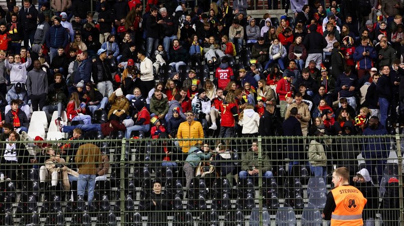 Penonton tertahan di dalam stadion saat laga Belgia vs Swedia pada Kualifikasi Euro 2024 terjadi penembakan di luar stadion. (REUTERS/Yves Herman)