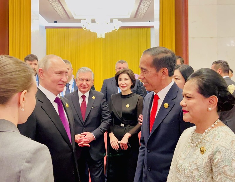 Presiden Joko Widodo dan Ibu Iriana Joko Widodo bertemu dan berfoto bersama Presiden Rusia Vladimir Putin sebelum menghadiri Welcoming Dinner Leaders Belt and Road Forum (BRF) yang dilaksanakan di Great Hall of the People, Beijing pada Selasa malam, 17 Oktober 2023. Presiden Joko Widodo dan Ibu Iriana Joko Widodo bertemu dan berfoto bersama Presiden Rusia Vladimir Putin sebelum menghadiri Welcoming Dinner Leaders Belt and Road Forum (BRF) yang dilaksanakan di Great Hall of the People, Beijing pada Selasa malam, 17 Oktober 2023. (Dok. Biro Pers Sekretariat Presiden)