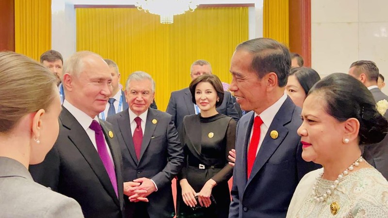 Presiden Joko Widodo dan Ibu Iriana Joko Widodo bertemu dan berfoto bersama Presiden Rusia Vladimir Putin sebelum menghadiri Welcoming Dinner Leaders Belt and Road Forum (BRF) yang dilaksanakan di Great Hall of the People, Beijing pada Selasa malam, 17 Oktober 2023. (Dok. Biro Pers Sekretariat Presiden)