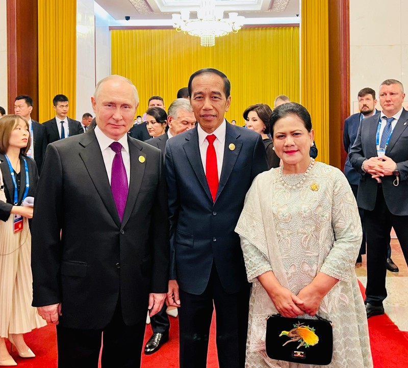 Presiden Joko Widodo dan Ibu Iriana Joko Widodo bertemu dan berfoto bersama Presiden Rusia Vladimir Putin sebelum menghadiri Welcoming Dinner Leaders Belt and Road Forum (BRF) yang dilaksanakan di Great Hall of the People, Beijing pada Selasa malam, 17 Oktober 2023. Presiden Joko Widodo dan Ibu Iriana Joko Widodo bertemu dan berfoto bersama Presiden Rusia Vladimir Putin sebelum menghadiri Welcoming Dinner Leaders Belt and Road Forum (BRF) yang dilaksanakan di Great Hall of the People, Beijing pada Selasa malam, 17 Oktober 2023. (Dok. Biro Pers Sekretariat Presiden)