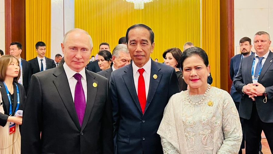 Presiden Joko Widodo dan Ibu Iriana Joko Widodo bertemu dan berfoto bersama Presiden Rusia Vladimir Putin sebelum menghadiri Welcoming Dinner Leaders Belt and Road Forum (BRF) yang dilaksanakan di Great Hall of the People, Beijing pada Selasa malam, 17 Oktober 2023. (Dok. Biro Pers Sekretariat Presiden)
