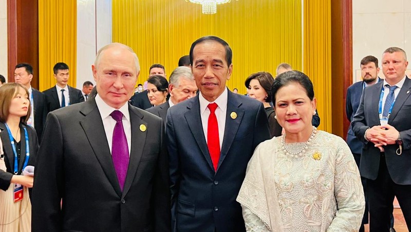 Presiden Joko Widodo dan Ibu Iriana Joko Widodo bertemu dan berfoto bersama Presiden Rusia Vladimir Putin sebelum menghadiri Welcoming Dinner Leaders Belt and Road Forum (BRF) yang dilaksanakan di Great Hall of the People, Beijing pada Selasa malam, 17 Oktober 2023. (Dok. Biro Pers Sekretariat Presiden)