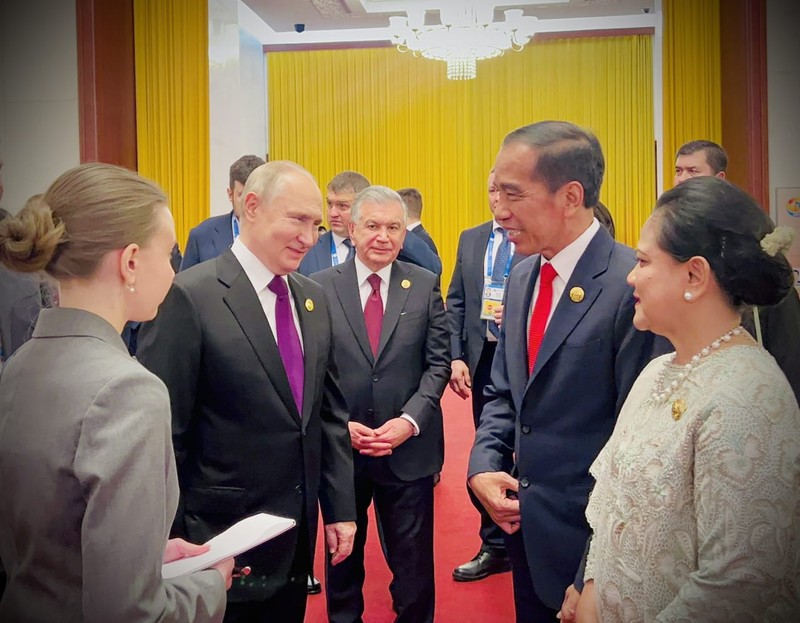Presiden Joko Widodo dan Ibu Iriana Joko Widodo bertemu dan berfoto bersama Presiden Rusia Vladimir Putin sebelum menghadiri Welcoming Dinner Leaders Belt and Road Forum (BRF) yang dilaksanakan di Great Hall of the People, Beijing pada Selasa malam, 17 Oktober 2023. Presiden Joko Widodo dan Ibu Iriana Joko Widodo bertemu dan berfoto bersama Presiden Rusia Vladimir Putin sebelum menghadiri Welcoming Dinner Leaders Belt and Road Forum (BRF) yang dilaksanakan di Great Hall of the People, Beijing pada Selasa malam, 17 Oktober 2023. (Dok. Biro Pers Sekretariat Presiden)