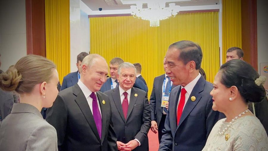 Presiden Joko Widodo dan Ibu Iriana Joko Widodo bertemu dan berfoto bersama Presiden Rusia Vladimir Putin sebelum menghadiri Welcoming Dinner Leaders Belt and Road Forum (BRF) yang dilaksanakan di Great Hall of the People, Beijing pada Selasa malam, 17 Oktober 2023. (Dok. Biro Pers Sekretariat Presiden)