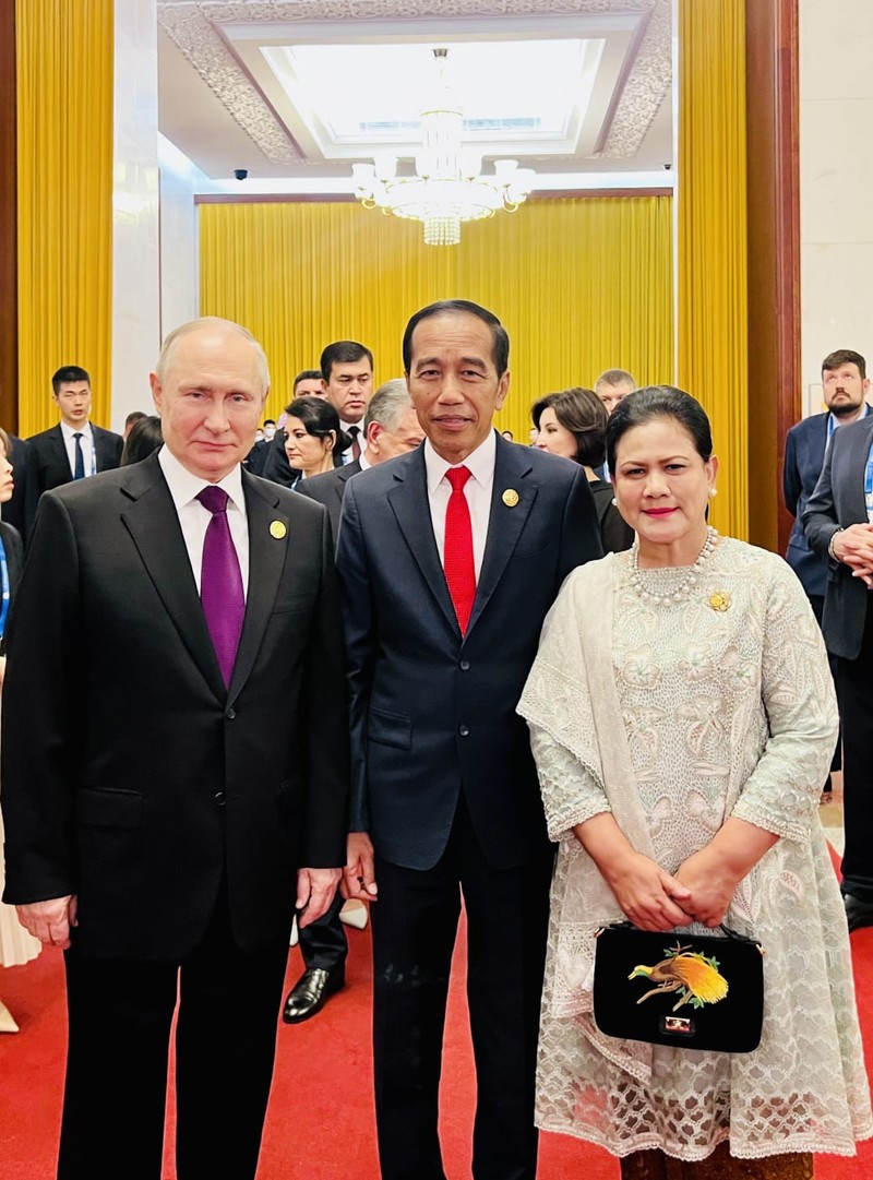 Presiden Joko Widodo dan Ibu Iriana Joko Widodo bertemu dan berfoto bersama Presiden Rusia Vladimir Putin sebelum menghadiri Welcoming Dinner Leaders Belt and Road Forum (BRF) yang dilaksanakan di Great Hall of the People, Beijing pada Selasa malam, 17 Oktober 2023. Presiden Joko Widodo dan Ibu Iriana Joko Widodo bertemu dan berfoto bersama Presiden Rusia Vladimir Putin sebelum menghadiri Welcoming Dinner Leaders Belt and Road Forum (BRF) yang dilaksanakan di Great Hall of the People, Beijing pada Selasa malam, 17 Oktober 2023. (Dok. Biro Pers Sekretariat Presiden)