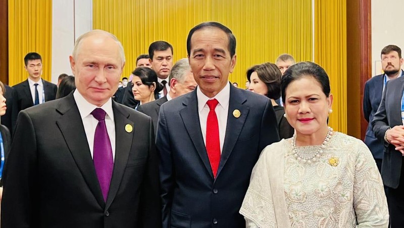 Presiden Joko Widodo dan Ibu Iriana Joko Widodo bertemu dan berfoto bersama Presiden Rusia Vladimir Putin sebelum menghadiri Welcoming Dinner Leaders Belt and Road Forum (BRF) yang dilaksanakan di Great Hall of the People, Beijing pada Selasa malam, 17 Oktober 2023. (Dok. Biro Pers Sekretariat Presiden)