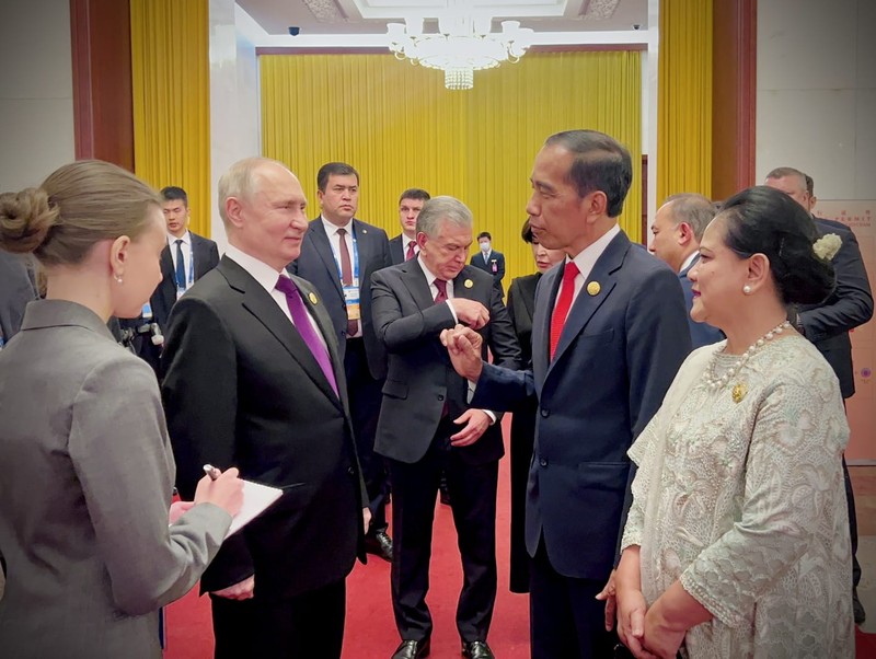 Presiden Joko Widodo dan Ibu Iriana Joko Widodo bertemu dan berfoto bersama Presiden Rusia Vladimir Putin sebelum menghadiri Welcoming Dinner Leaders Belt and Road Forum (BRF) yang dilaksanakan di Great Hall of the People, Beijing pada Selasa malam, 17 Oktober 2023. (Dok. Biro Pers Sekretariat Presiden)