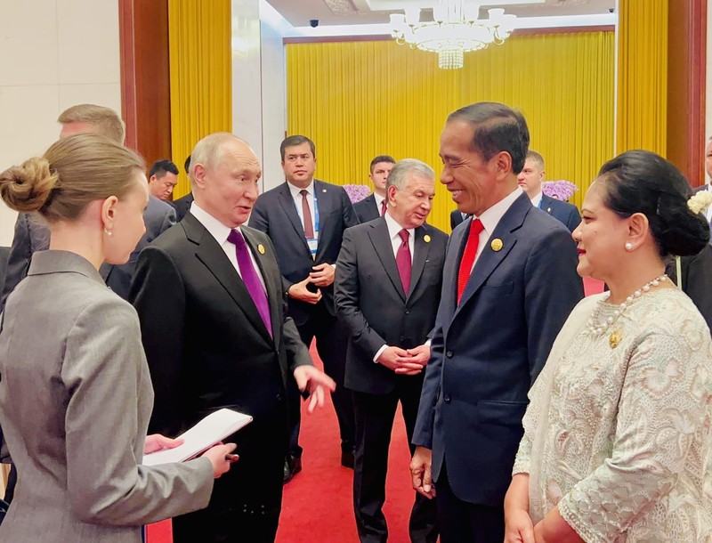 Presiden Joko Widodo dan Ibu Iriana Joko Widodo bertemu dan berfoto bersama Presiden Rusia Vladimir Putin sebelum menghadiri Welcoming Dinner Leaders Belt and Road Forum (BRF) yang dilaksanakan di Great Hall of the People, Beijing pada Selasa malam, 17 Oktober 2023. (Dok. Biro Pers Sekretariat Presiden)