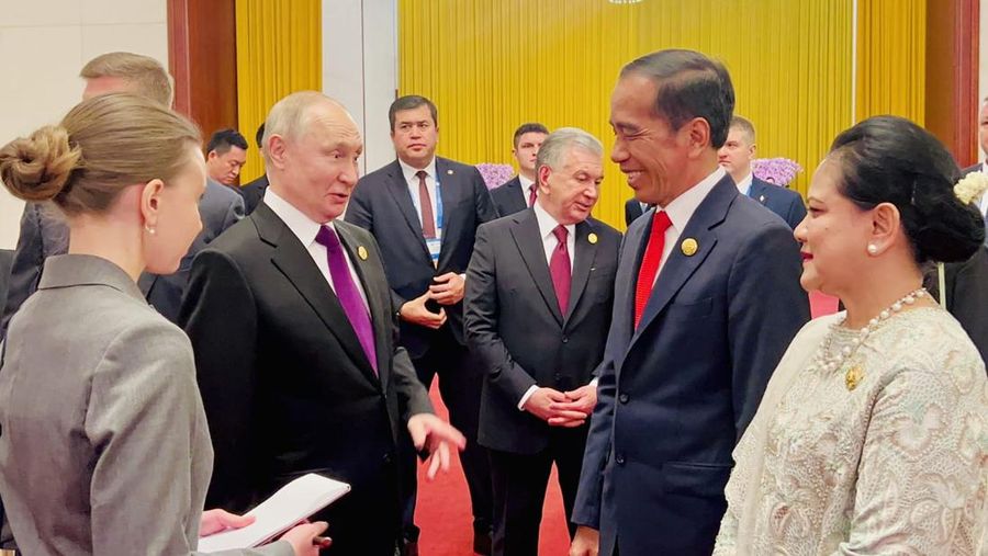 Presiden Joko Widodo dan Ibu Iriana Joko Widodo bertemu dan berfoto bersama Presiden Rusia Vladimir Putin sebelum menghadiri Welcoming Dinner Leaders Belt and Road Forum (BRF) yang dilaksanakan di Great Hall of the People, Beijing pada Selasa malam, 17 Oktober 2023. (Dok. Biro Pers Sekretariat Presiden)