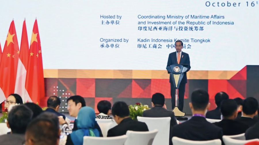 Presiden Joko Widodo menghadiri Forum Bisnis Indonesia-Republik Rakyat Tiongkok (RRT) yang digelar di China World Hotel, Beijing, RRT, pada Senin, 16 Oktober 2023. Saat menyampaikan sambutannya, Presiden Joko Widodo mengapresiasi investasi dan kontribusi. (Tangkapan layar Instagram @sekretariat.kabinet)