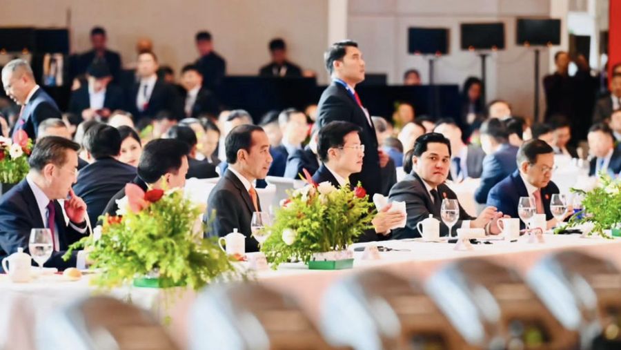 Presiden Joko Widodo menghadiri Forum Bisnis Indonesia-Republik Rakyat Tiongkok (RRT) yang digelar di China World Hotel, Beijing, RRT, pada Senin, 16 Oktober 2023. Saat menyampaikan sambutannya, Presiden Joko Widodo mengapresiasi investasi dan kontribusi. (Tangkapan layar Instagram @sekretariat.kabinet)