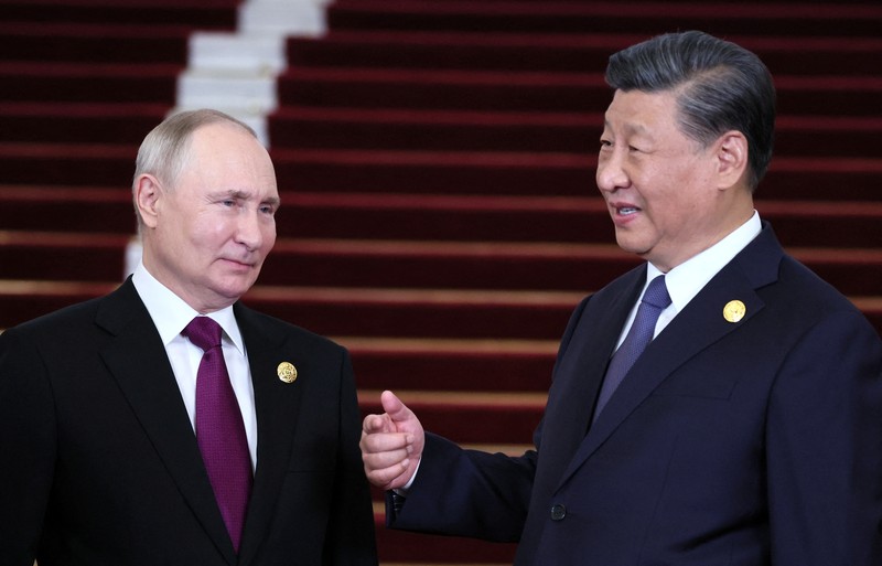 Presiden Rusia Vladimir Putin disambut oleh Presiden Tiongkok Xi Jinping dan istrinya Peng Liyuan dalam upacara di Belt and Road Forum di Beijing, Tiongkok, 17 Oktober 2023. (Sputnik/Sergei Savostyanov/Pool via REUTERS)