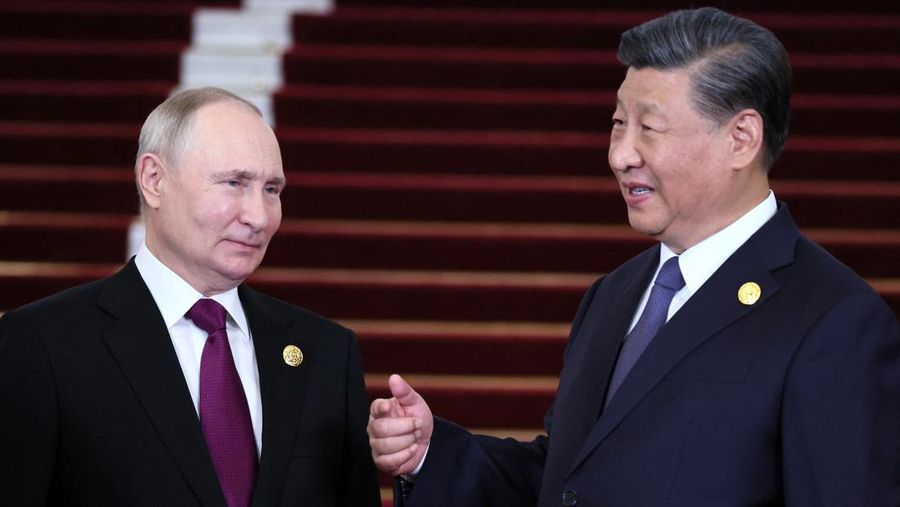 Presiden Rusia Vladimir Putin berbicara dengan Presiden Tiongkok Xi Jinping dalam upacara penyambutan di Forum Belt and Road di Beijing, Tiongkok, 17 Oktober 2023. (Sputnik/Sergei Savostyanov/Pool via REUTERS)