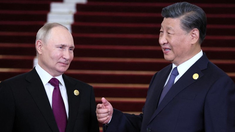 Presiden Rusia Vladimir Putin disambut oleh Presiden Tiongkok Xi Jinping dan istrinya Peng Liyuan dalam upacara di Belt and Road Forum di Beijing, Tiongkok, 17 Oktober 2023. (Sputnik/Sergei Savostyanov/Pool via REUTERS)