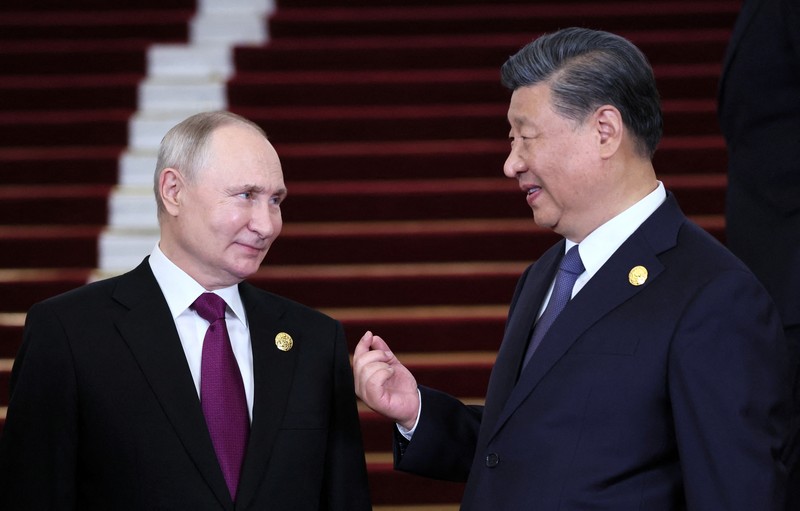 Presiden Rusia Vladimir Putin disambut oleh Presiden Tiongkok Xi Jinping dan istrinya Peng Liyuan dalam upacara di Belt and Road Forum di Beijing, Tiongkok, 17 Oktober 2023. (Sputnik/Sergei Savostyanov/Pool via REUTERS)