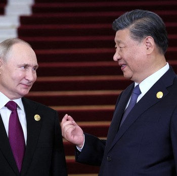 Potret Langka Senyum Merekah Putin Bertemu Xi Jinping