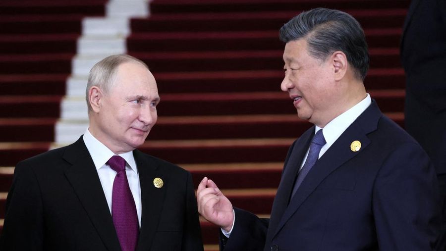 Presiden Rusia Vladimir Putin disambut oleh Presiden Tiongkok Xi Jinping dalam upacara di Belt and Road Forum di Beijing, Tiongkok, 17 Oktober 2023. (Sputnik/Sergei Savostyanov/Pool via REUTERS)