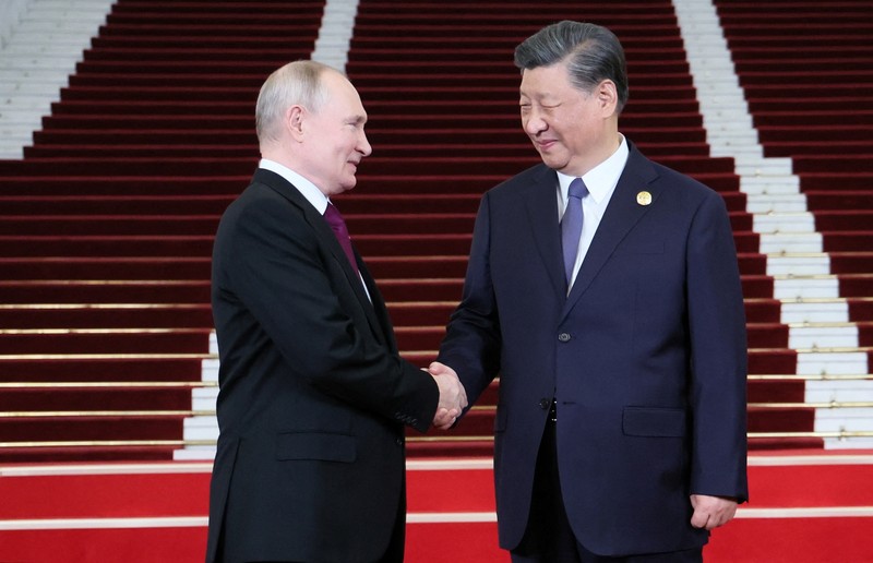Presiden Rusia Vladimir Putin disambut oleh Presiden Tiongkok Xi Jinping dan istrinya Peng Liyuan dalam upacara di Belt and Road Forum di Beijing, Tiongkok, 17 Oktober 2023. (Sputnik/Sergei Savostyanov/Pool via REUTERS)