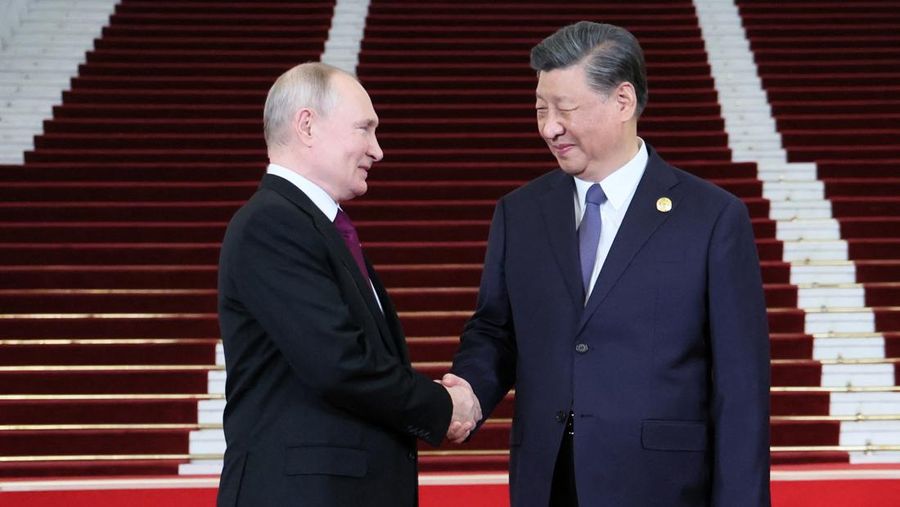 Presiden Rusia Vladimir Putin disambut oleh Presiden Tiongkok Xi Jinping dan istrinya Peng Liyuan dalam upacara di Belt and Road Forum di Beijing, Tiongkok, 17 Oktober 2023. (Sputnik/Sergei Savostyanov/Pool via REUTERS)
