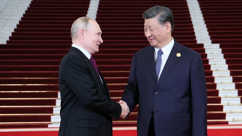 Presiden Rusia Vladimir Putin disambut oleh Presiden Tiongkok Xi Jinping dan istrinya Peng Liyuan dalam upacara di Belt and Road Forum di Beijing, Tiongkok, 17 Oktober 2023. (Sputnik/Sergei Savostyanov/Pool via REUTERS)