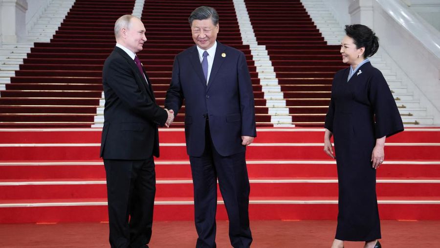 Presiden Rusia Vladimir Putin disambut oleh Presiden Tiongkok Xi Jinping dan istrinya Peng Liyuan dalam upacara di Belt and Road Forum di Beijing, Tiongkok, 17 Oktober 2023. (Sputnik/Sergei Savostyanov/Pool via REUTERS)