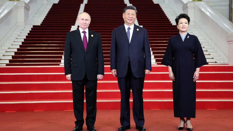 Presiden Rusia Vladimir Putin disambut oleh Presiden Tiongkok Xi Jinping dan istrinya Peng Liyuan dalam upacara di Belt and Road Forum di Beijing, Tiongkok, 17 Oktober 2023. (Sputnik/Sergei Savostyanov/Pool via REUTERS)