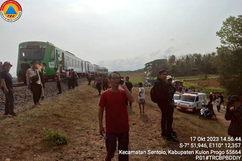 Kereta Api Argo Semeru anjlok di kilometer 520 +4 Petak Jalan Sentolo, Wates, Selasa (17/10). Kereta Api Argo Semeru anjlok di kilometer 520 +4 Petak Jalan Sentolo, Wates, Selasa (17/10). (Dok. Facebook @Chiara Hawnuhita)