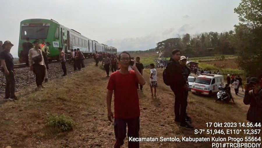 Kereta Api Argo Semeru anjlok di kilometer 520 +4 Petak Jalan Sentolo, Wates, Selasa (17/10). (Dok. Facebook @Chiara Hawnuhita)