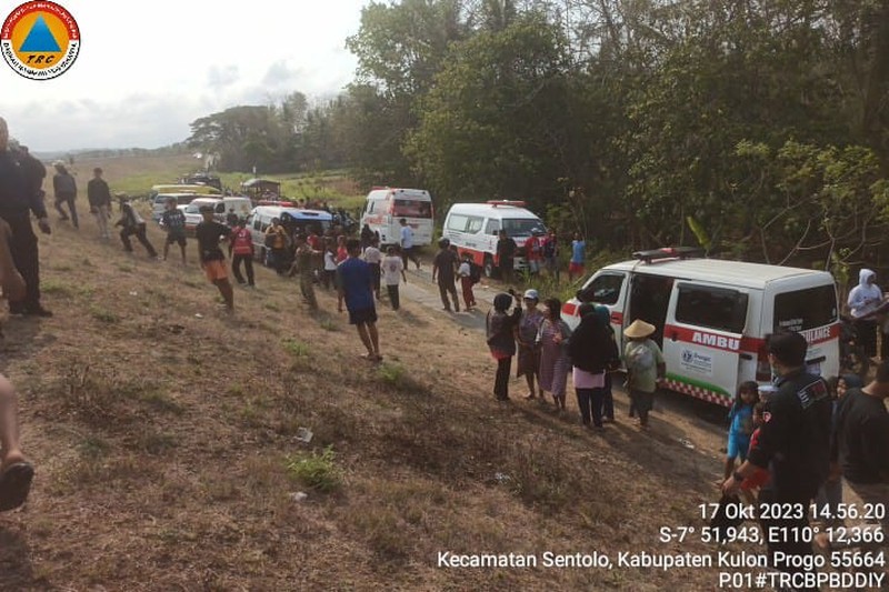 Kereta Api Argo Semeru anjlok di kilometer 520 +4 Petak Jalan Sentolo, Wates, Selasa (17/10). Kereta Api Argo Semeru anjlok di kilometer 520 +4 Petak Jalan Sentolo, Wates, Selasa (17/10). (Dok. Facebook @Chiara Hawnuhita)