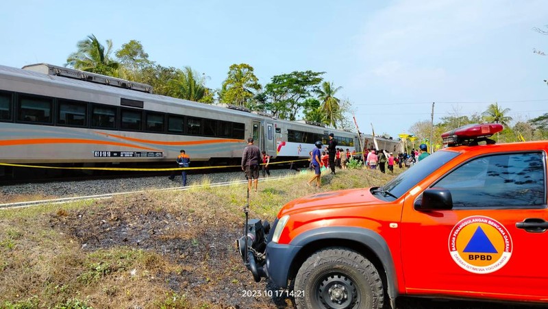 Kereta Api Argo Semeru anjlok di kilometer 520 +4 Petak Jalan Sentolo, Wates, Selasa (17/10). (Dok. Facebook @Chiara Hawnuhita)