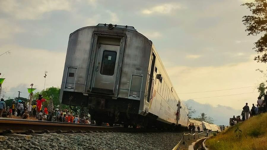 PT Kereta Api Indonesia (Persero) terus melakukan evakuasi terhadap para penumpang KA 17 Argo Semeru relasi Surabaya Gubeng - Gambir yang mengalami anjlok dan KA 6 Argo Wilis relasi Bandung - Surabaya Gubeng yang mengalami gangguan perjalanan di KM 520 + 4 petak jalan antara Stasiun Sentolo - Stasiun Wates pada Selasa (17/10) pukul 13.15. (Media X TRCBPBDDIY)