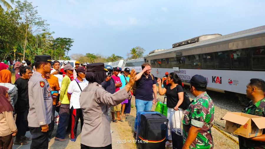 PT Kereta Api Indonesia (Persero) terus melakukan evakuasi terhadap para penumpang KA 17 Argo Semeru relasi Surabaya Gubeng - Gambir yang mengalami anjlok dan KA 6 Argo Wilis relasi Bandung - Surabaya Gubeng yang mengalami gangguan perjalanan di KM 520 + 4 petak jalan antara Stasiun Sentolo - Stasiun Wates pada Selasa (17/10) pukul 13.15. (Media X TRCBPBDDIY)