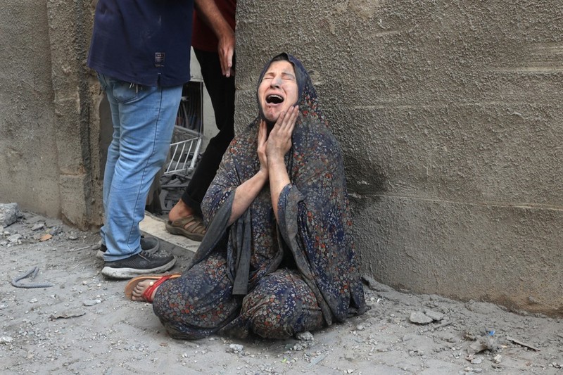Orang-orang berkumpul saat warga Palestina berupaya mengeluarkan korban dari bawah reruntuhan rumah yang hancur akibat serangan Israel, di Khan Younis di selatan Jalur Gaza 17 Oktober 2023. (REUTERS/Ahmed Zakot) Orang-orang berkumpul saat warga Palestina berupaya mengeluarkan korban dari bawah reruntuhan rumah yang hancur akibat serangan Israel, di Khan Younis di selatan Jalur Gaza 17 Oktober 2023. (REUTERS/Ahmed Zakot)