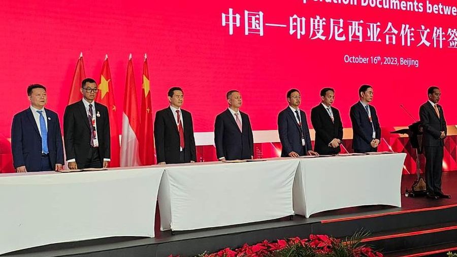 Suasana penandatanganan MoU antara PLN dengan SGCC serempak dengan perusahaan lain di hadapan Presiden Joko Widodo pada Indonesia-China Business Forum di Beijing. (Dok. PT PLN (Persero))