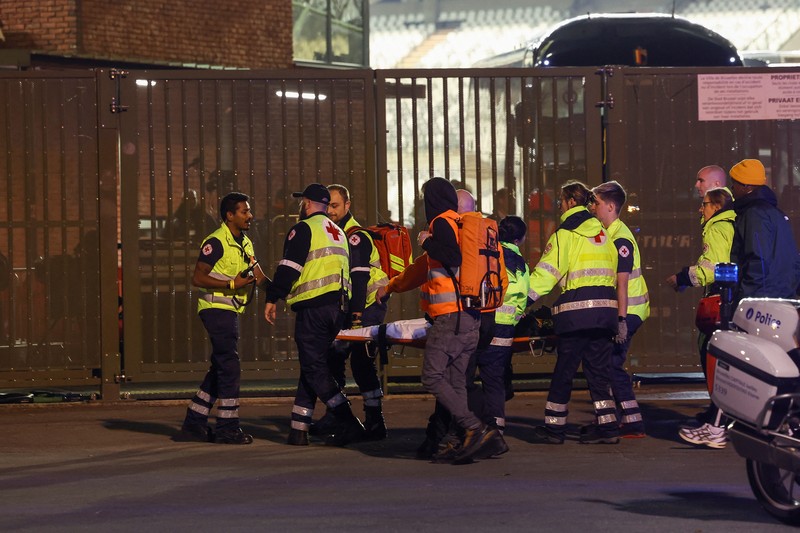 Suasana setelah penembakkan di luar stadion antara Belgia vs Swedia pada Kualifikasi Euro 2024, Dua orang Swedia menjadi korban penembakan. (AP Photo/Geert Vanden Wijngaert)