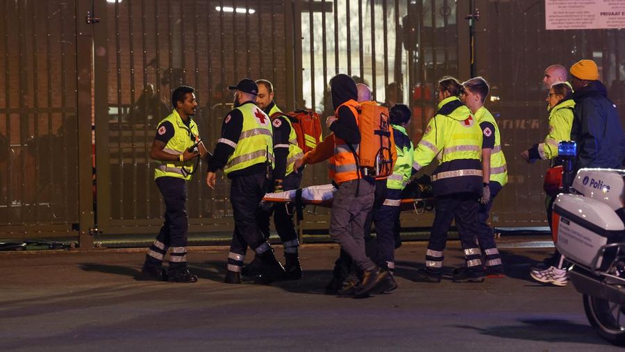 Suasana setelah penembakkan di luar stadion antara Belgia vs Swedia pada Kualifikasi Euro 2024, Dua orang Swedia menjadi korban penembakan. (AP Photo/Geert Vanden Wijngaert)