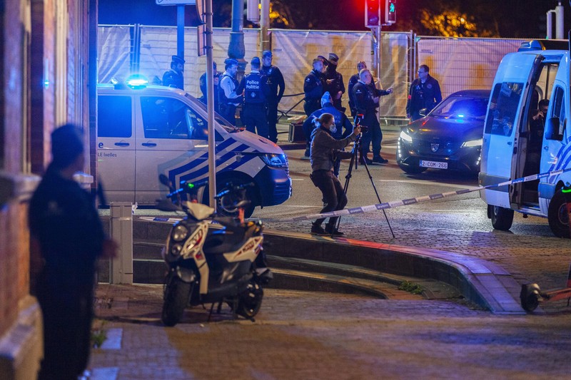 Suasana setelah penembakkan di luar stadion antara Belgia vs Swedia pada Kualifikasi Euro 2024, Dua orang Swedia menjadi korban penembakan. (AP Photo/Geert Vanden Wijngaert) Suasana setelah penembakkan di luar stadion antara Belgia vs Swedia pada Kualifikasi Euro 2024, Dua orang Swedia menjadi korban penembakan. (AP Photo/Geert Vanden Wijngaert)