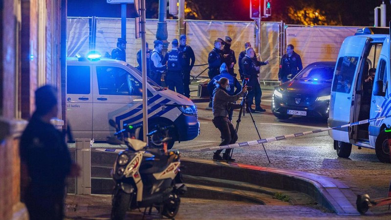 Suasana setelah penembakkan di luar stadion antara Belgia vs Swedia pada Kualifikasi Euro 2024, Dua orang Swedia menjadi korban penembakan. (AP Photo/Geert Vanden Wijngaert)