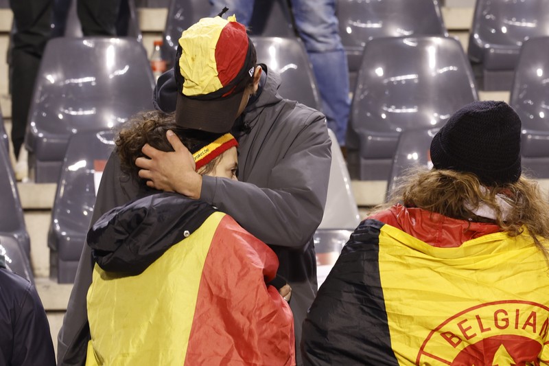 Suasana setelah penembakkan di luar stadion antara Belgia vs Swedia pada Kualifikasi Euro 2024, Dua orang Swedia menjadi korban penembakan. (AP Photo/Geert Vanden Wijngaert)