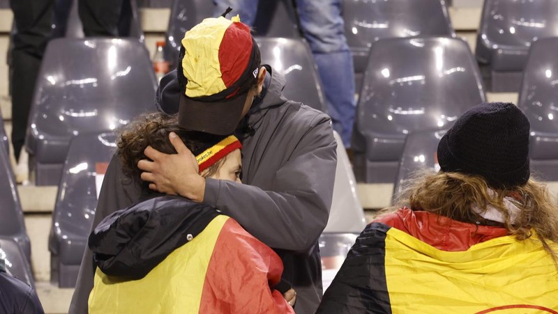 Suasana setelah penembakkan di luar stadion antara Belgia vs Swedia pada Kualifikasi Euro 2024, Dua orang Swedia menjadi korban penembakan. (AP Photo/Geert Vanden Wijngaert)