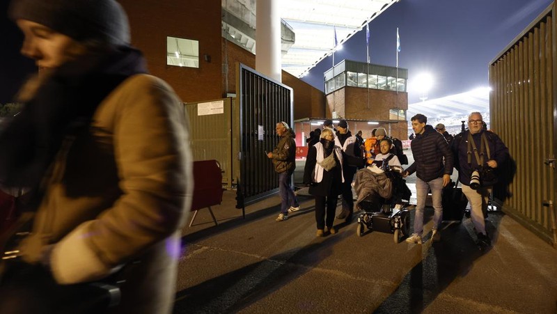 Suasana setelah penembakkan di luar stadion antara Belgia vs Swedia pada Kualifikasi Euro 2024, Dua orang Swedia menjadi korban penembakan. (AP Photo/Geert Vanden Wijngaert)