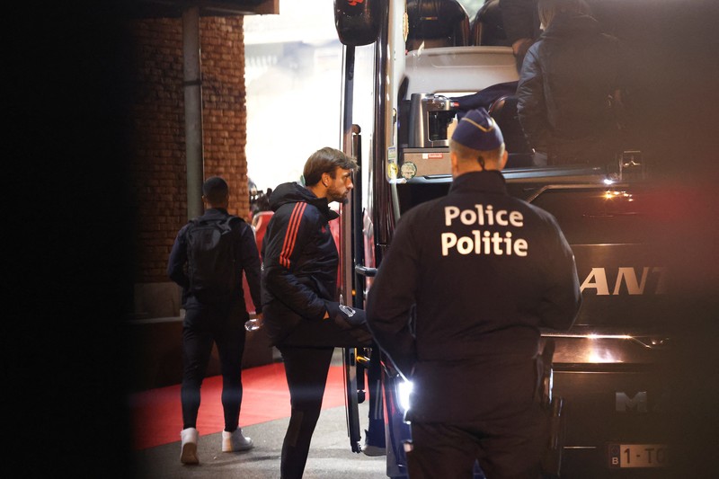 Suasana setelah penembakkan di luar stadion antara Belgia vs Swedia pada Kualifikasi Euro 2024, Dua orang Swedia menjadi korban penembakan. (AP Photo/Geert Vanden Wijngaert) Suasana setelah penembakkan di luar stadion antara Belgia vs Swedia pada Kualifikasi Euro 2024, Dua orang Swedia menjadi korban penembakan. (AP Photo/Geert Vanden Wijngaert)