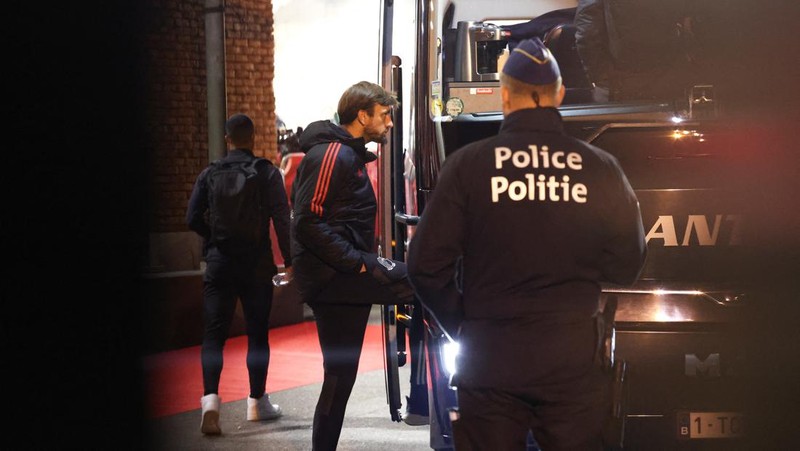 Suasana setelah penembakkan di luar stadion antara Belgia vs Swedia pada Kualifikasi Euro 2024, Dua orang Swedia menjadi korban penembakan. (AP Photo/Geert Vanden Wijngaert)