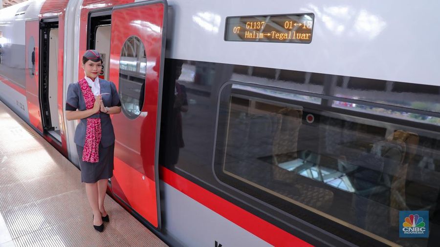 Warga berada di dalam rangkaian Kereta Cepat Whoosh di Stasiun Kereta Cepat Jakarta-Bandung Whoosh Halim, Jakarta (17/10/2023). (CNBC Indonesia/Faisal Rahman)