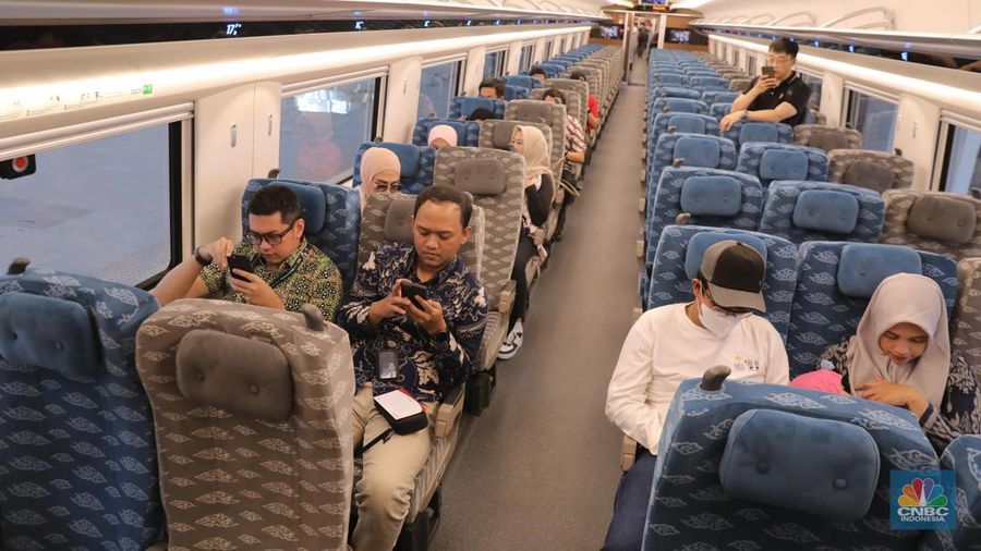 Warga berada di dalam rangkaian Kereta Cepat Whoosh di Stasiun Kereta Cepat Jakarta-Bandung Whoosh Halim, Jakarta (17/10/2023). (CNBC Indonesia/Faisal Rahman)